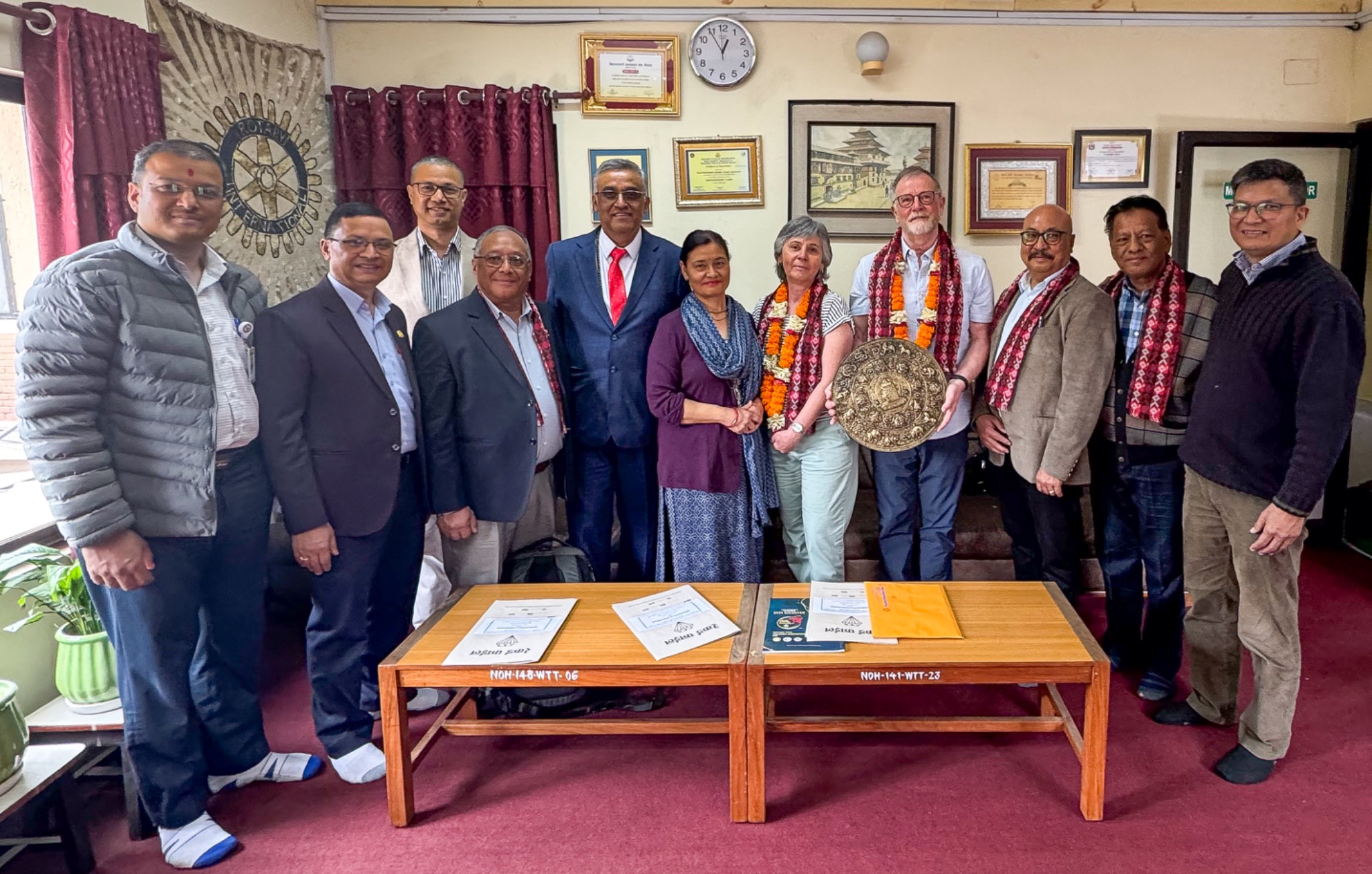 Gemeinsames Gruppenfoto bei einem Treffen mit Partnern in Nepal.