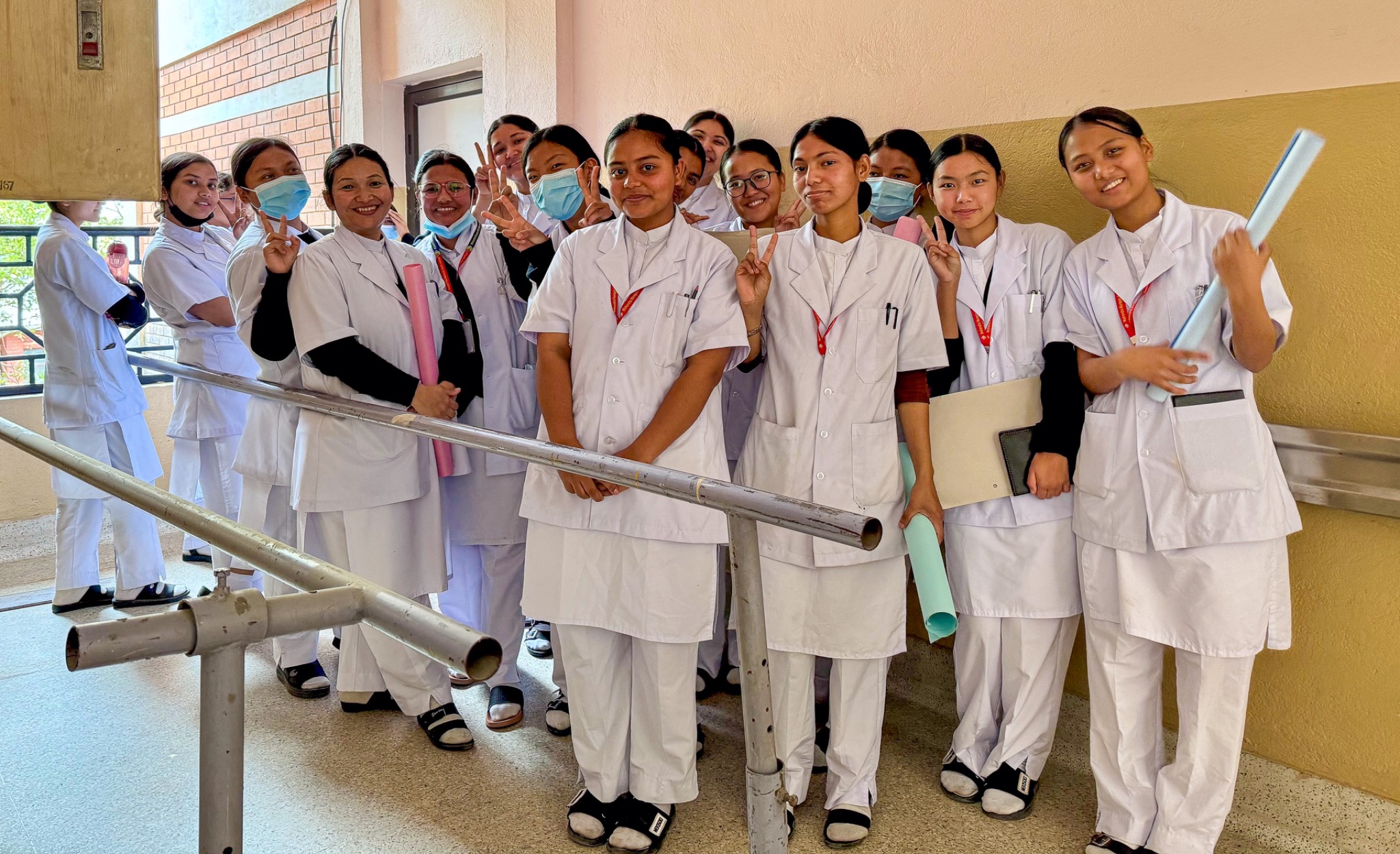 Das Pflegeteam steht gemeinsam im Krankenhausflur.