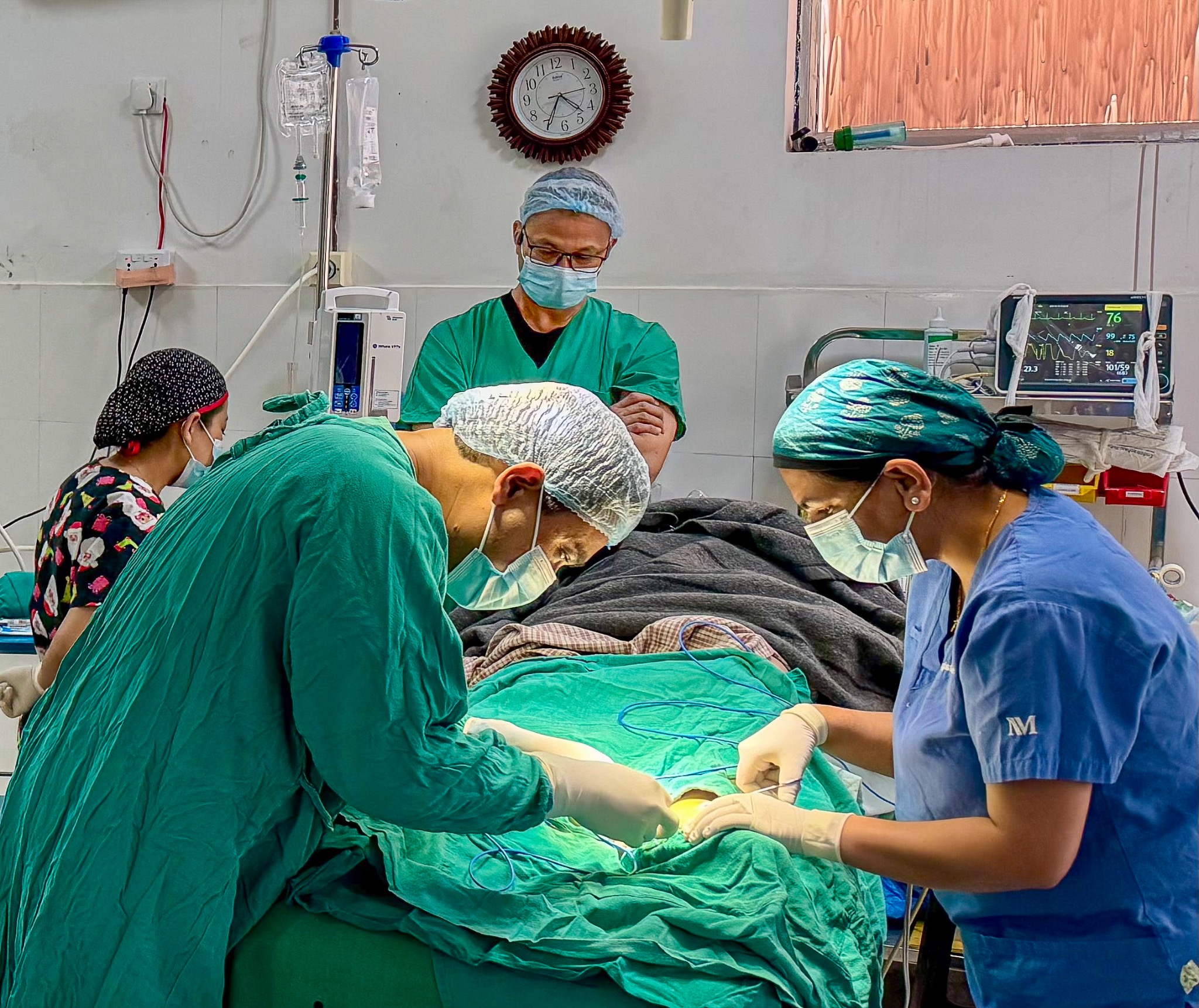 Medizinisches Team bei einer Operation im Krankenhaus.